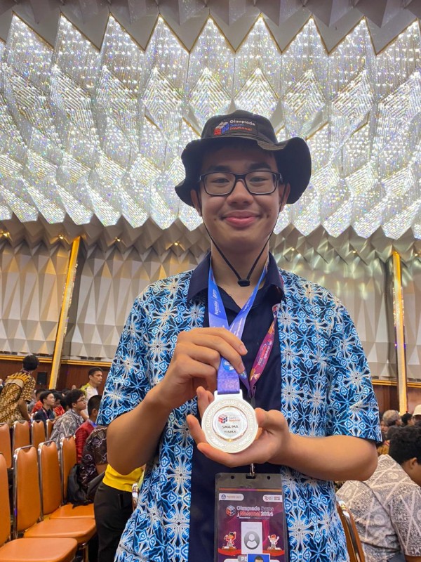 Jovan Nathaniel Permana, Siswa kelas XI F1 SMAN 1 Mataram yang Meraih Medali Perak Bidang Fisika pada OSN 2024 yang diselenggarakan oleh Pusat Prestasi Nasional (Puspresnas) Kemendikbud Ristek Dikti di Jakarta pada 26 Agustus - 1 September 2024 Jovan Nathaniel Permana, Siswa kelas XI F1 SMAN 1 Mataram yang Meraih Medali Perak Bidang Fisika pada OSN 2024 yang diselenggarakan oleh Pusat Prestasi Nasional (Puspresnas) Kemendikbud Ristek Dikti di Jakarta pada 26 Agustus - 1 September 2024